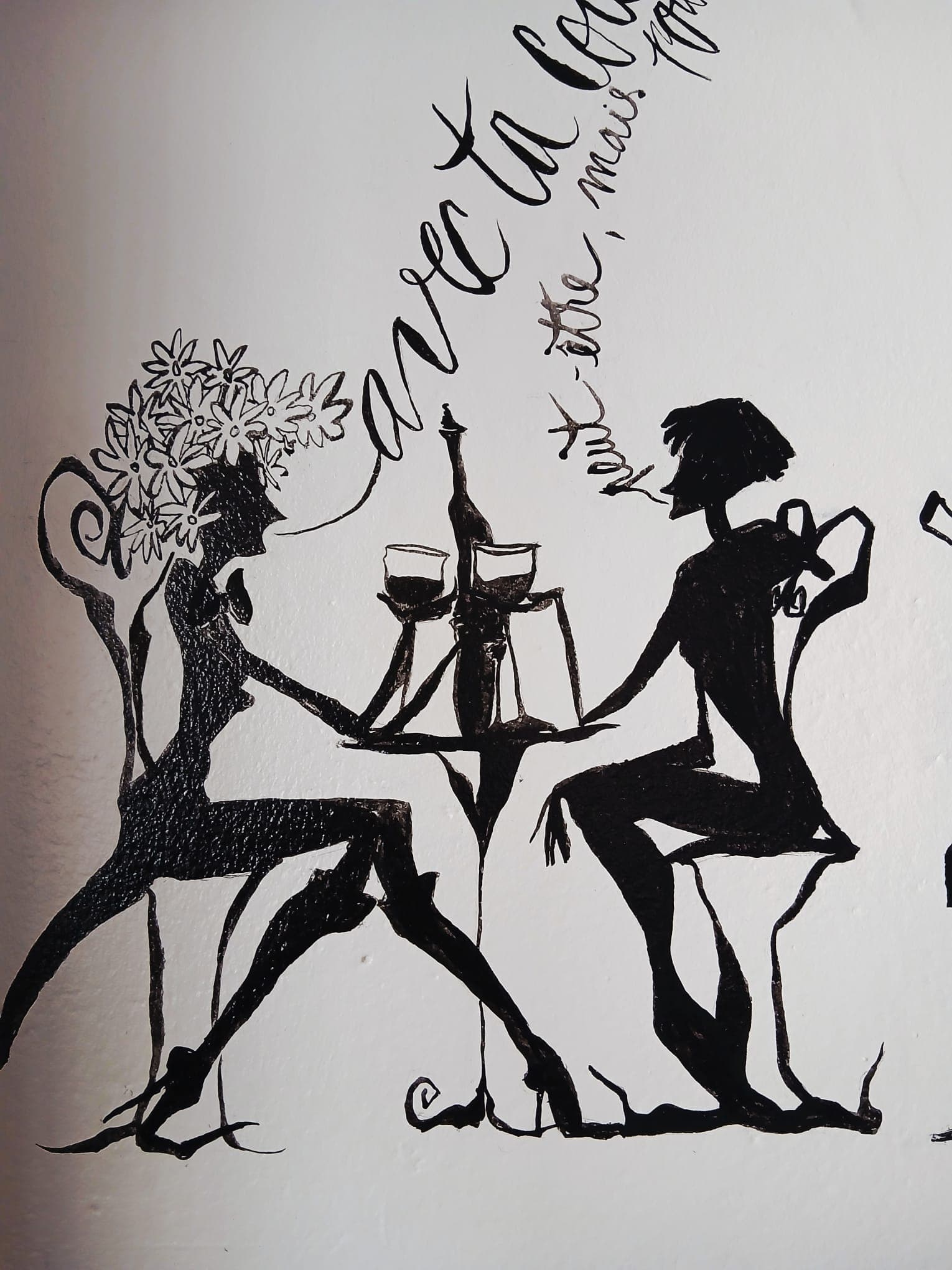 Fresque murale signée Gasoline, artiste salernoise : un bistrot des années 20 aux figures élancées façon Tim Burton