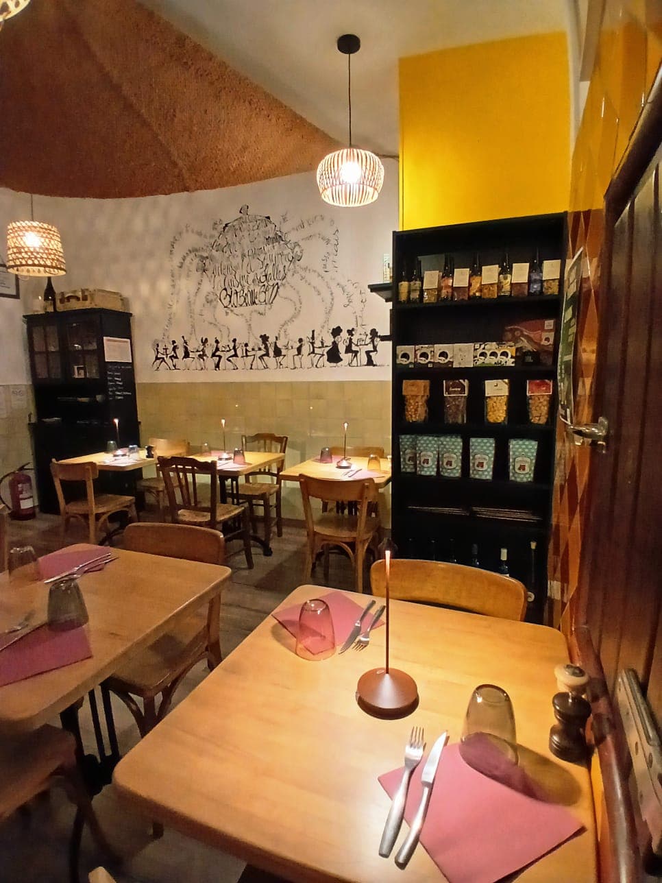Salle intérieure intimiste de La Cuisine des Halles à Salernes, avec la fresque signée Gasoline