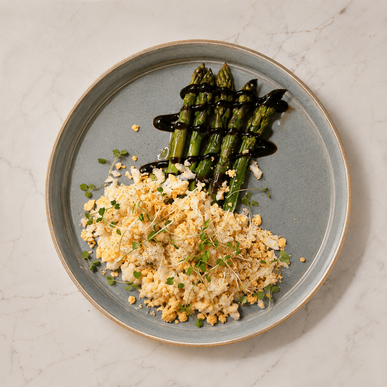 Asperges vertes, œuf mimosa et réduction balsamique — plat de cuisine de marché servi à La Cuisine des Halles, restaurant à Salernes