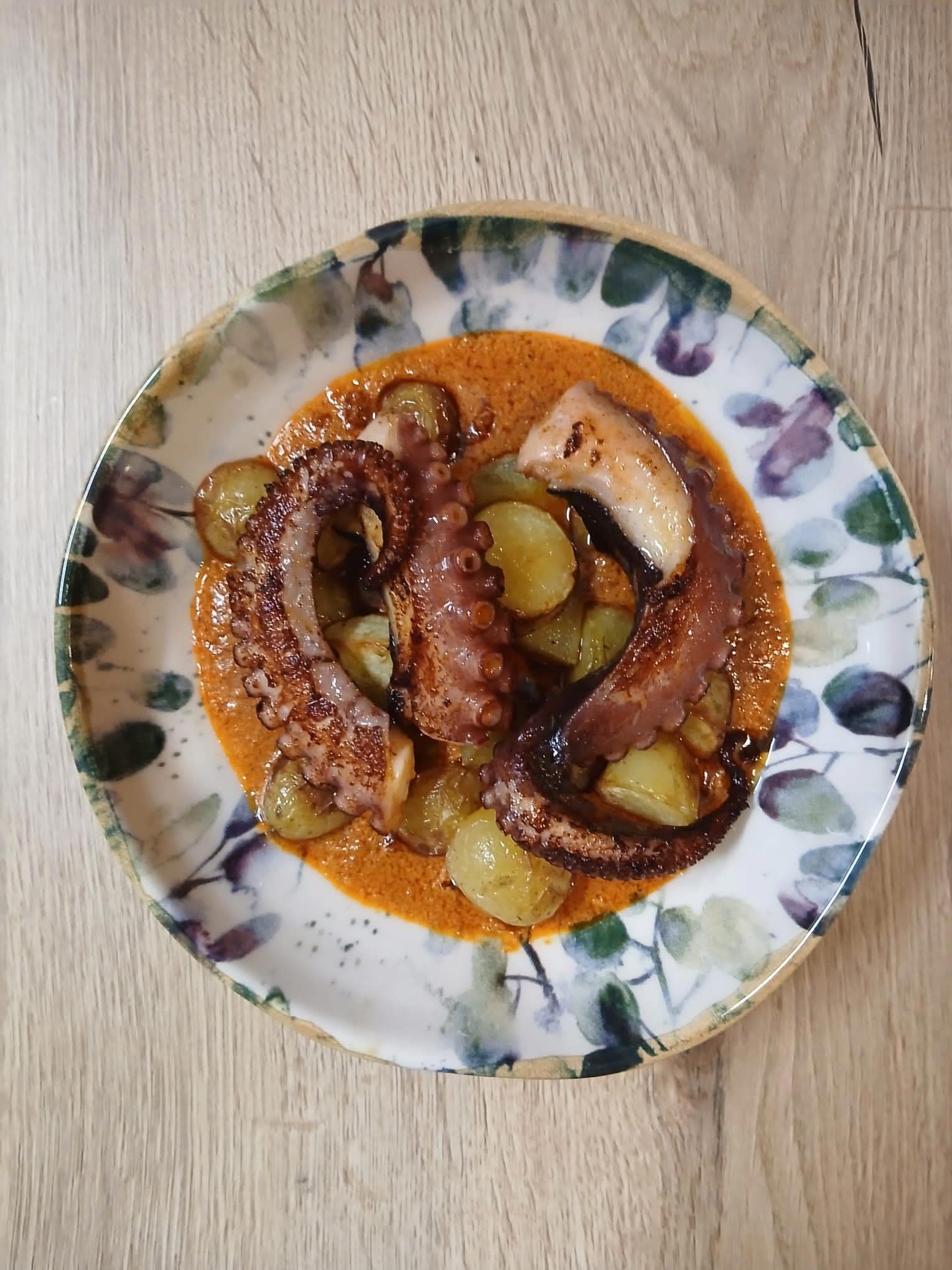 Poulpe grillé au paprika fumé, crème de chorizo et pommes grenaille — plat de cuisine de marché servi à La Cuisine des Halles, restaurant à Salernes
