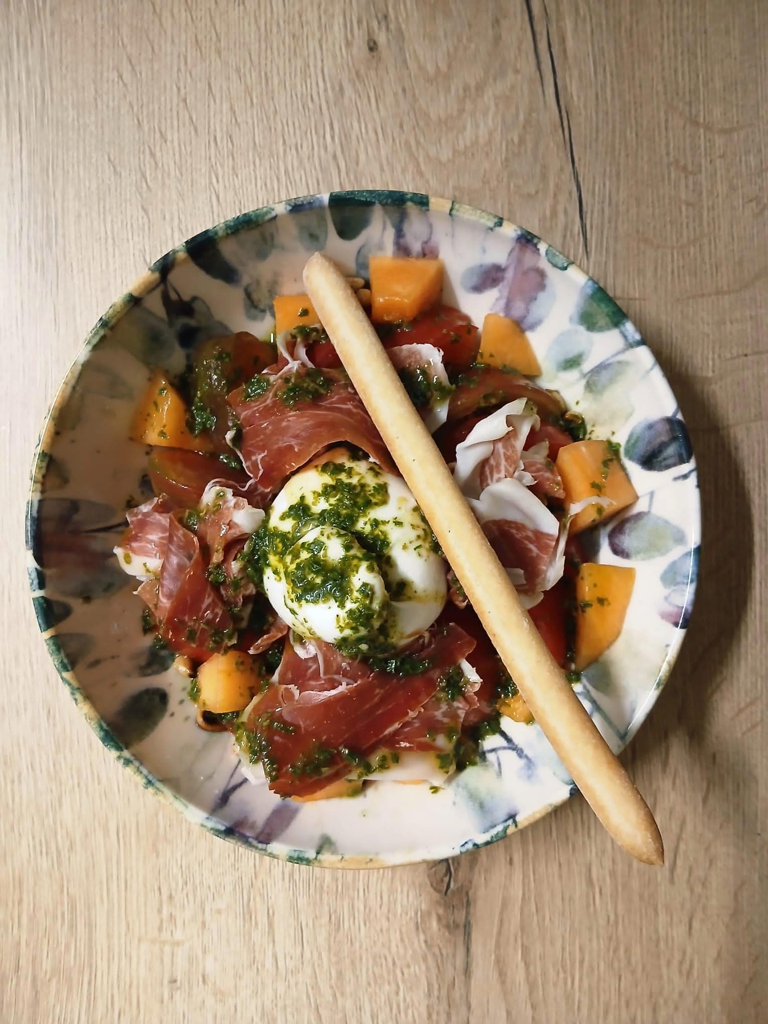 Salade de tomates anciennes, burrata di bufala, jambon cru Duroc, melon et sa sauce pistou — plat de cuisine de marché servi à La Cuisine des Halles, restaurant à Salernes
