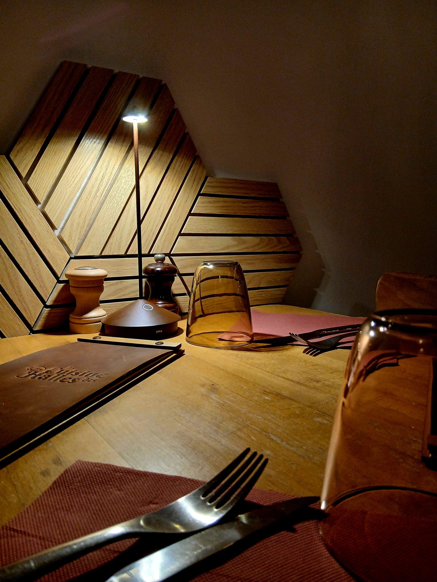 Table dressée et boiseries chaleureuses, ambiance bistrot convivial à La Cuisine des Halles
